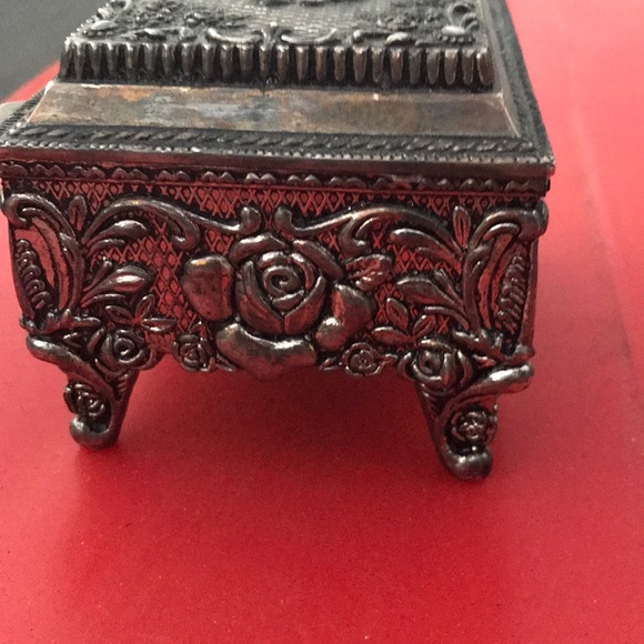 Beautiful trinket box- vintage silver tone w roses - Picture 4 of 8